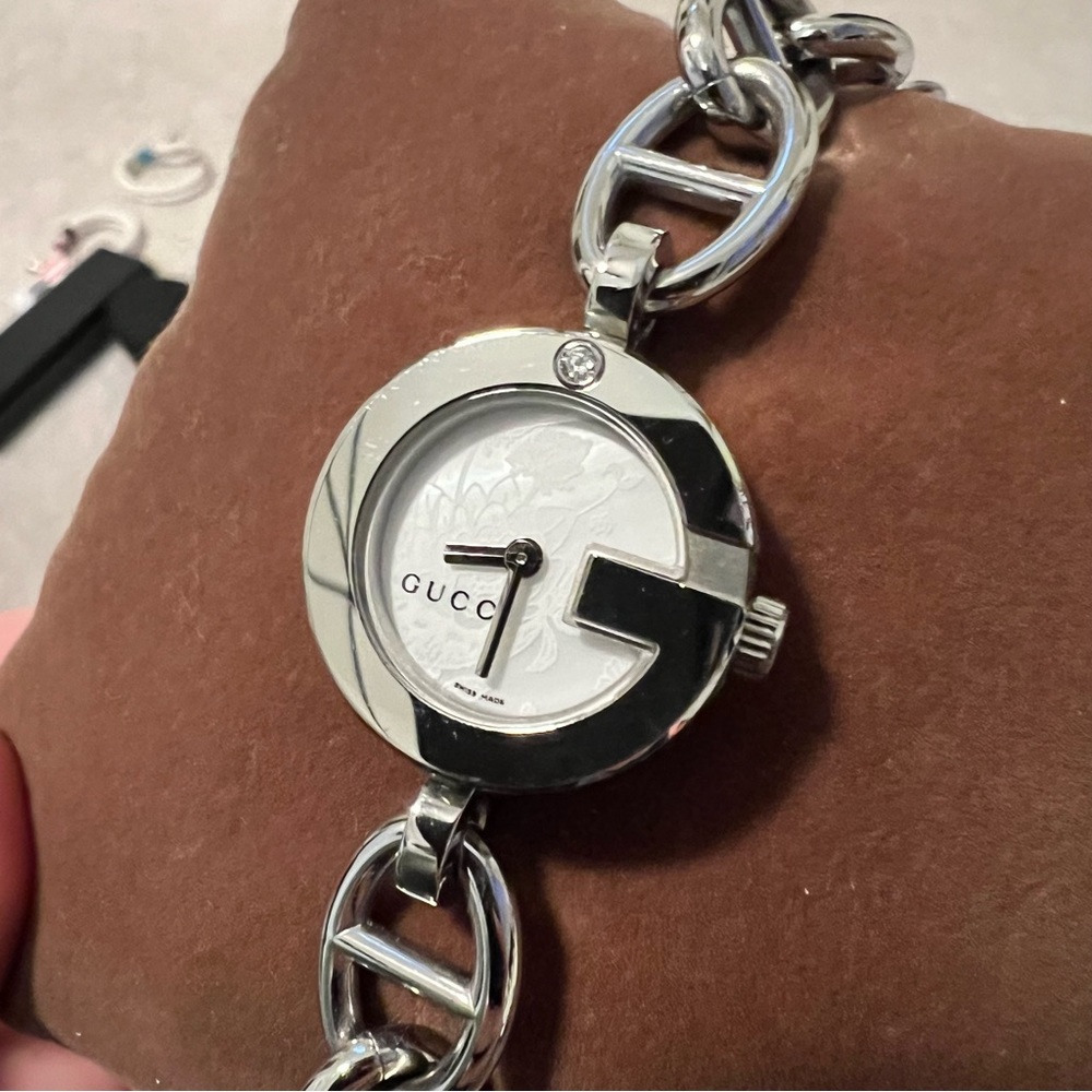 Gucci Mother of Pearl Dial Charm Bracelet Watch Silver - Picture 2 of 4